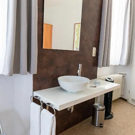 クローネ リューデスハイム ホテル 2*